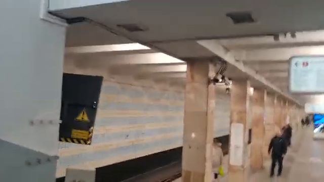 Лестница на станции Проспект Вернадского смотреть онлайн