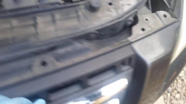 Removing 2005 - 2008 Kia Sportage Grille w/ Badge Assembly смотреть онлайн