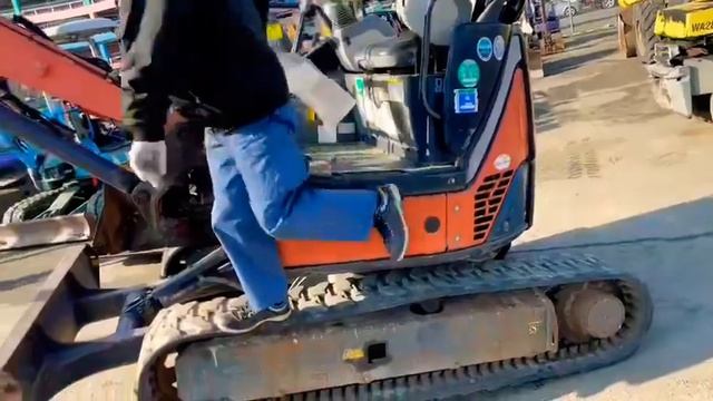 Осмотр экскаватора в Японии перед аукционом . Хитачи ZX30 свежая модель смотреть онлайн