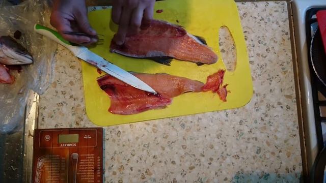 РЫБА ДЛЯ СУШИ. ПОДГОТОВКА КРАСНОЙ РЫБЫ НА РОЛЛЫ.СУШИ. смотреть онлайн