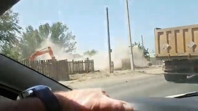 В Астрахани снесли чудо-дом на станции Трусово смотреть онлайн