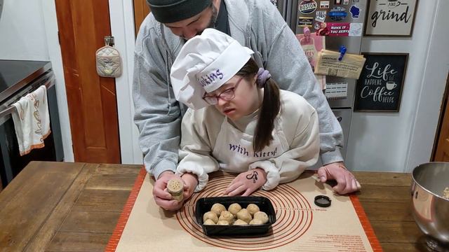 Kitty Makes TAYLOR SWIFT'S Favorite Cookies смотреть онлайн