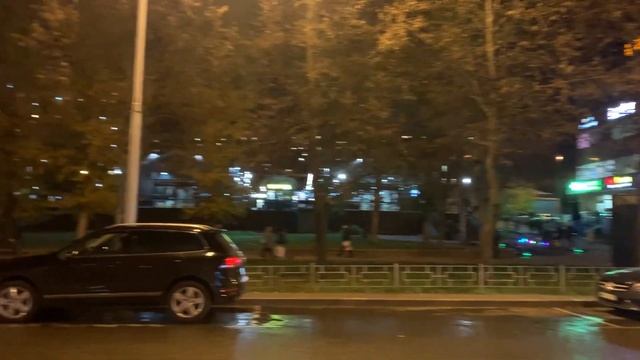 Возле станции метро Царицыно, г. Москва. Вид на ТЦ Царицыно и Луганскую улицу, 24.10.2022 смотреть онлайн