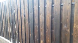 3D. Деревянный забор из обожённых досок в шахматном порядке.