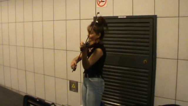 Heard in a Paris Metro station: fantastic violin смотреть онлайн