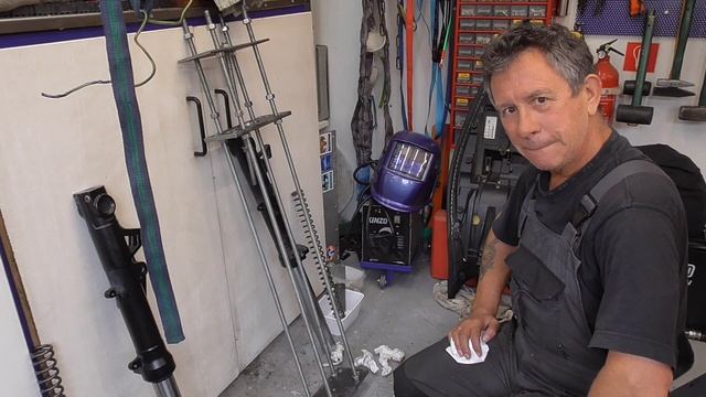 BMW F800GT [2014] FRONT FORK OIL CHANGE Made Easy..!! BY: The Old Mechanic ??---? смотреть онлайн
