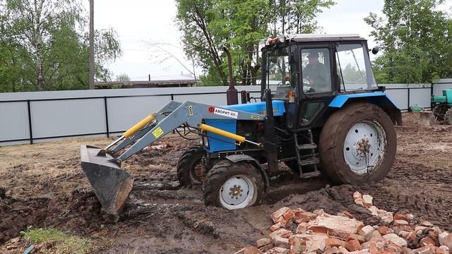 Выезжаем на погрузчике фаворит 800 из грязи смотреть онлайн