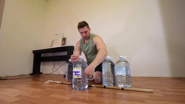 ЛУЧШИЙ ТРЕНАЖЁР ДЛЯ ДОМА СВОИМИ РУКАМИ ИЗ ШВАБРЫ И БУТЫЛОК ВОДЫ смотреть онлайн