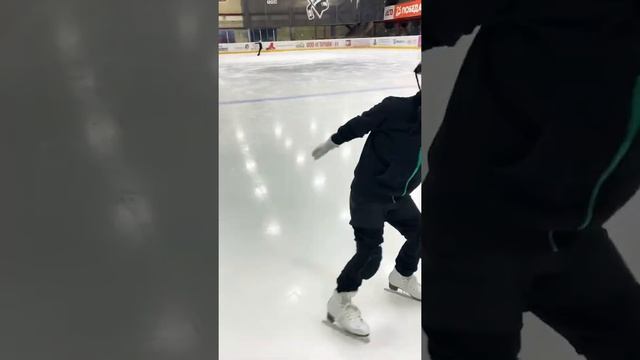 My first steps in figure skating. Начинающий юный фигурист. смотреть онлайн