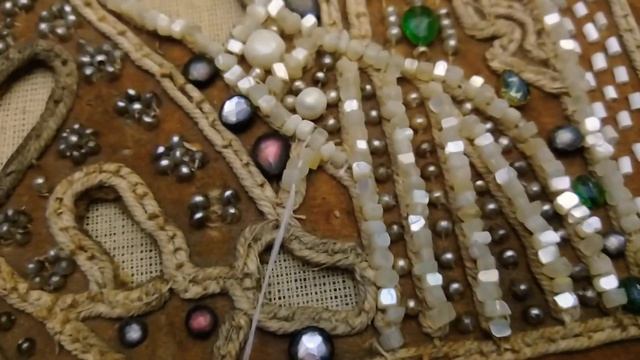 Реставрация старинной ризы. Зашиваю перламутром рукав у Божьей Матери. смотреть онлайн