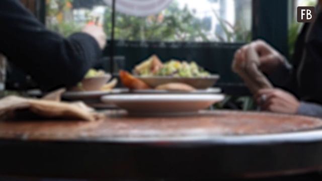 Парень накормил в кафе двух голодных детей и получил странный счет за обед смотреть онлайн