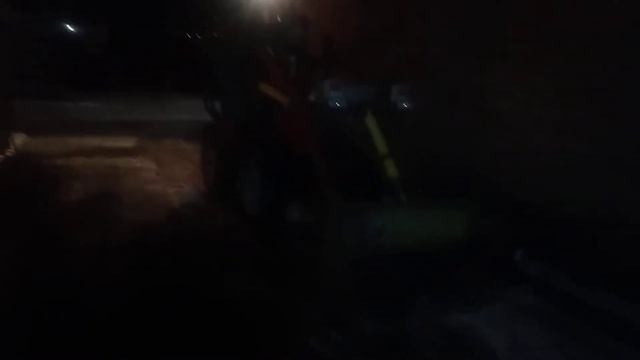 Убираю сырой снег ночью мини погрузчик фронтальный смотреть онлайн