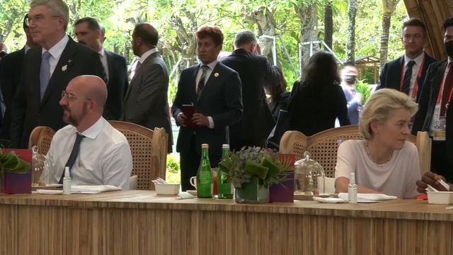 G20 Dress code: Global leaders having lunch in Bali with casual, slim fit, skinny white shirts!!! смотреть онлайн