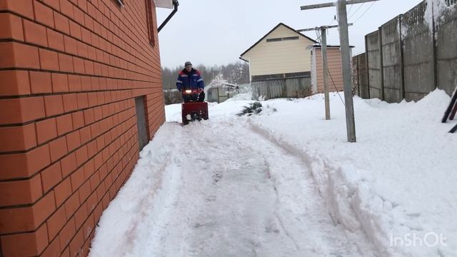 Как убрать сырой снег снегоуборщиком и чтоб выброс не забился снегом. смотреть онлайн