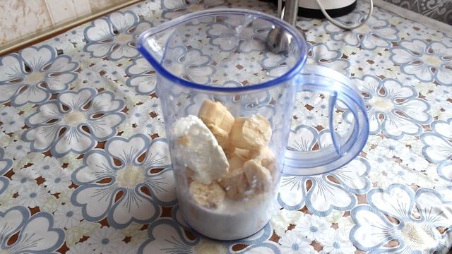 ВКУСНЫЙ МОЛОЧНЫЙ КОКТЕЙЛЬ из молока, бананов и мороженого смотреть онлайн