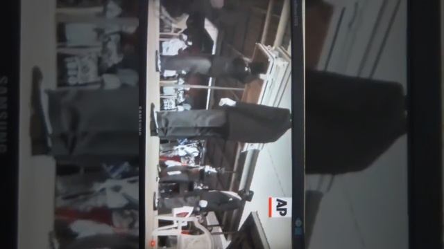 Весёлые похороны: танцы с гробами на плечах / Мем из интернета\ смотреть онлайн