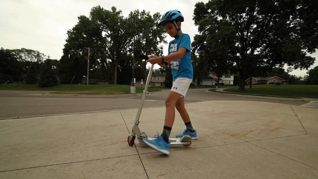How to RIDE a SCOOTER!! - (Easy Guide for Beginners) смотреть онлайн