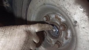 Как открутить ступичную гайку с сорванной резьбой!