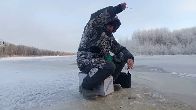Живу в ИЗБЕ в мороз! Река заставила менять планы. Ищу заветную рыбу. Болен Рыбалкой! смотреть онлайн