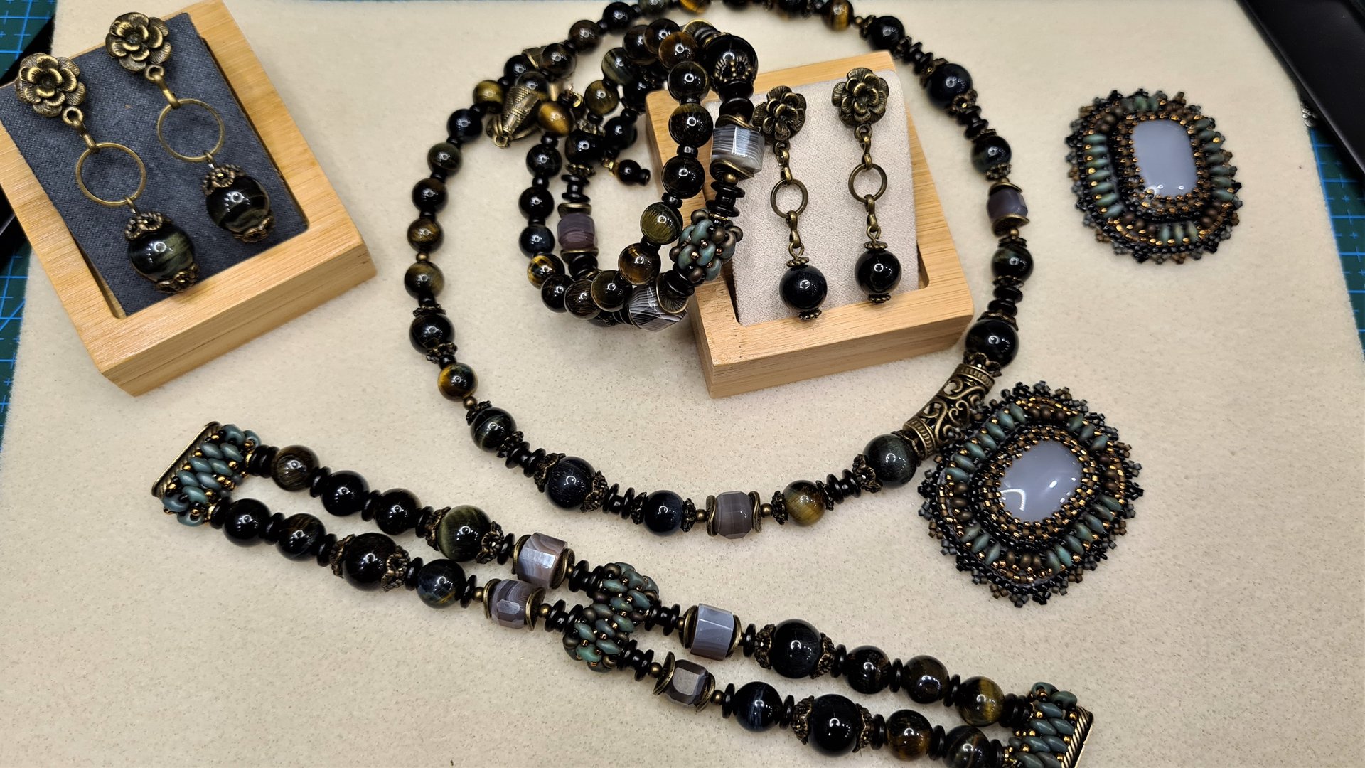 Как сплести коннектор. ДВА двухрядных браслета из серии Невеста сокола. смотреть онлайн