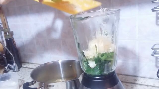 Спагетти с зеленью и сыром