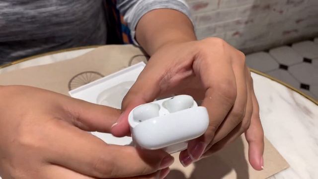 Unboxing the Airpods (1st Gen) смотреть онлайн