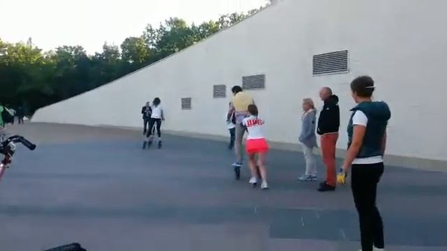 В честь 20-летия "Западной прессы" решил опробовать новое средство передвижения - Самокатри! смотреть онлайн