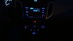 Показ приборной панели и центральной консоли на Хендай Крета в ночное время.
