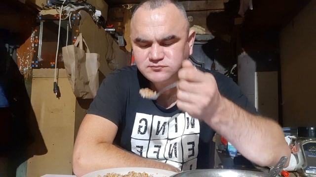 мукбанг.обжор.ужин-гречка,салатик