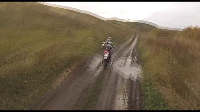 Девушка на эндуро. Girls enduro. Yamaha Serow 225 смотреть онлайн