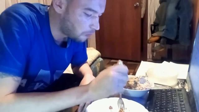 Ем по настоящему русскую еду-щи, картошечка с селёдочкой, острые помидорчики, молока смотреть онлайн