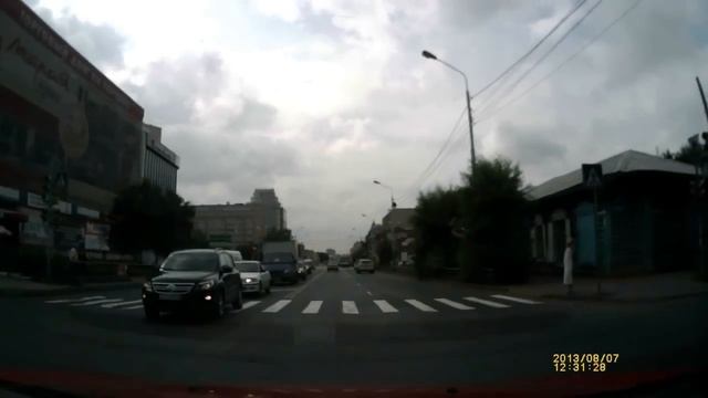 Вот почему не нужно разговаривать по телефону во время движения ....... смотреть онлайн