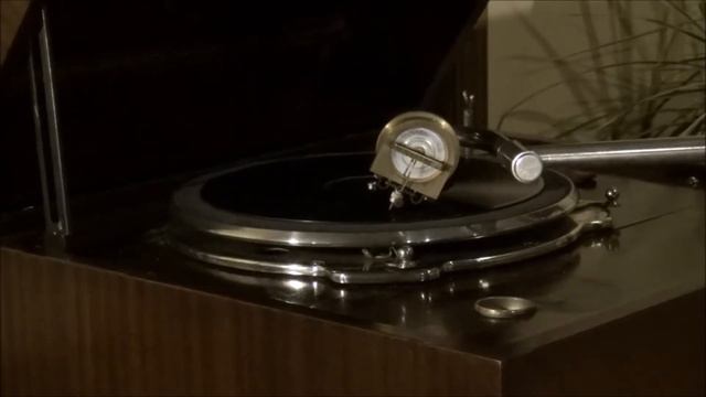 Johnny Dodds; BULL FIDDLE BLUES смотреть онлайн
