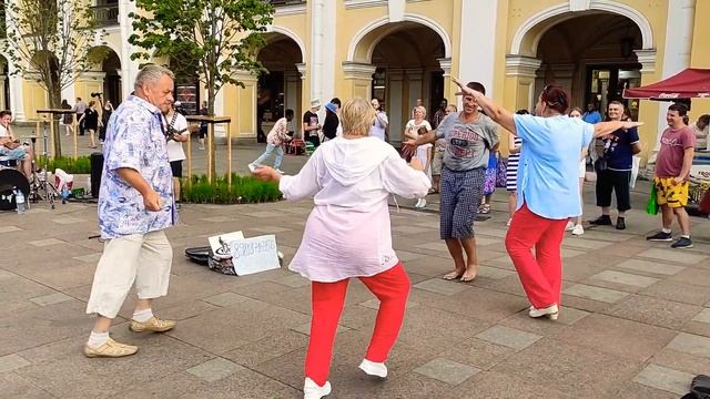 Группа "Висконти" на Невском проспекте в Петербурге, песня "На Белом Покрывале Января" - Сладкий со смотреть онлайн