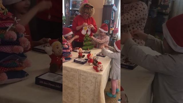 Смайлики наряжают настольную ёлку ручной работы к Новому Году, Table Tree For New Year