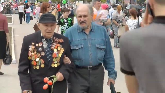 "ЖИВИТЕ ДОЛГО, ФРОНТОВИКИ!" СЛОВА Ф.В.ГИНЗБУРГА, МУЗЫКА А. БИРЯ. КЛИП В.Я.ГИНЗБУРГА, МЛАДШЕГО. смотреть онлайн