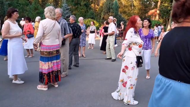 НРАВИТСЯ СО МНОЙ ТЕБЕ! СЧАСТЛИВЫЕ МОМЕНТЫ ИЗ ПАРКА ГОРЬКОГО ХАРЬКОВ ТАНЦЫ смотреть онлайн