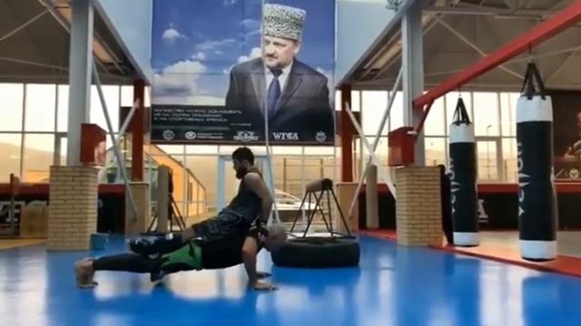 АЛЕКСАНДР ЕМЕЛЬЯНЕНКО ОТЖИМАЕТСЯ С РАХМАНОМ НА СПИНЕ смотреть онлайн