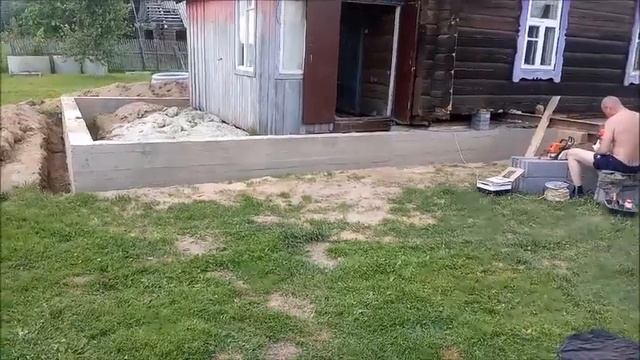 Подьем одногоэтажного дома ч6  Снятие опалубки и кладка блока  Установка входной двери  2022mp4