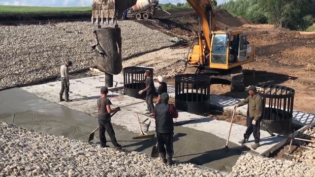Как залить бетон эксковатором