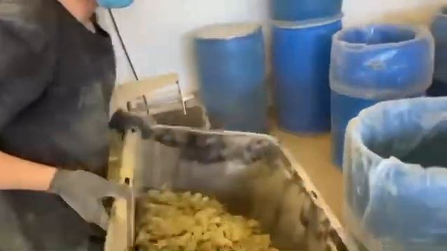 Conveyor Feeds the Python смотреть онлайн