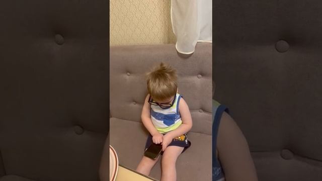 будущий программист пытается взломать телефон... смотреть онлайн