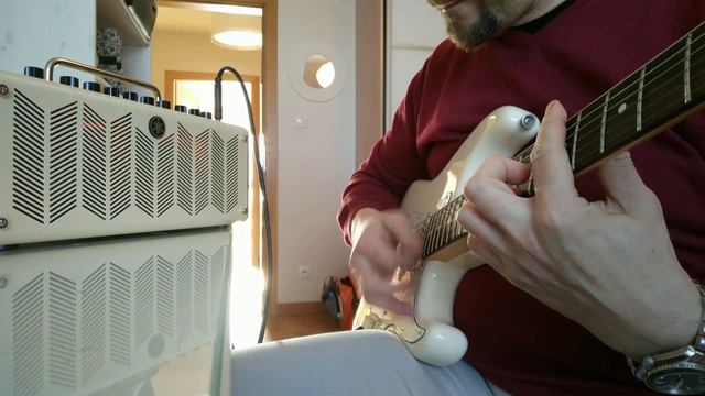 Little Wing intro on Yamaha THR-10 (crunch channel) and Fender American Standard 2015 смотреть онлайн