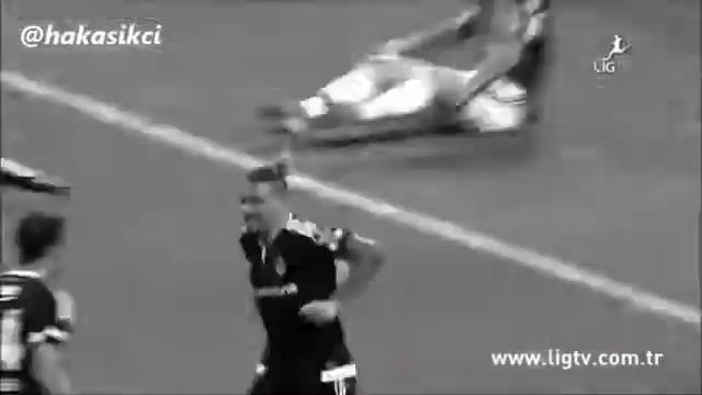 Beşiktaş'lı Taraftarlardan Ersan Adem Gülüm Klibi | Zamansız Dökülen Yapraklar Gibi | смотреть онлайн
