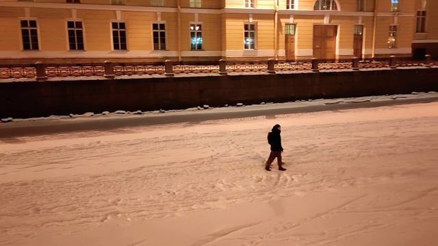 Санкт-Петербург, река Мойка зимой превратилась в место для пеших прогулок горожан и гостей города.. смотреть онлайн