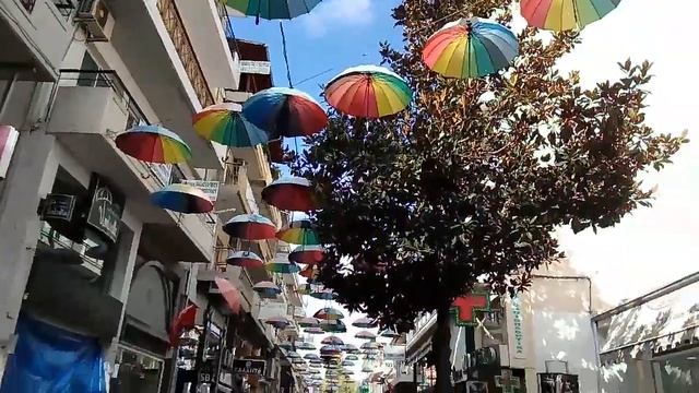 РАЗНОЦВЕТНЫЕ ЗОНТИКИ НА ФОНЕ ГОЛУБОГО НЕБА! Street with umbrellas. смотреть онлайн
