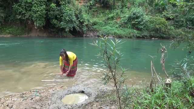 Primitive Life: Skills Dig Mud Hole To Build Fish Trap Catch Fish For Survival смотреть онлайн