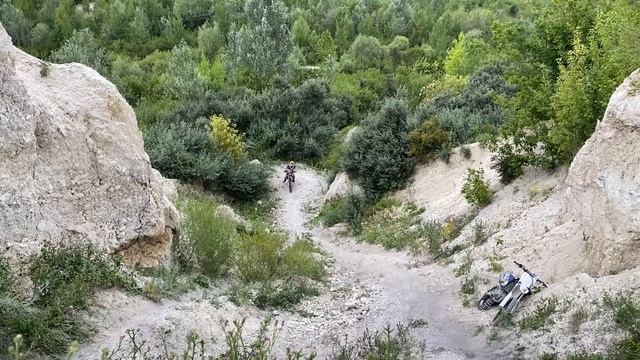 Коварный подъем в эндуро. Падения, держим ход. смотреть онлайн