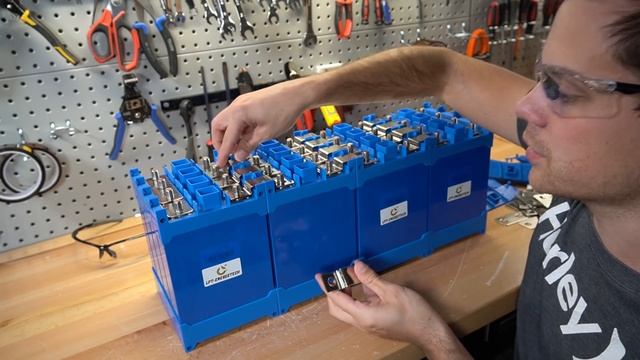 12V Raw Cell LiFePO4 Bus bar Stacking Tutorial for Current Sharing смотреть онлайн