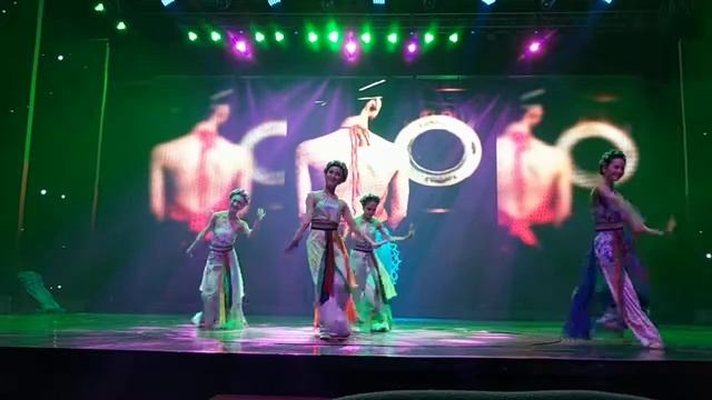 GALINA DANCE SHOW NHA TRANG. VIETNAM. Танец 4-х девушек. смотреть онлайн